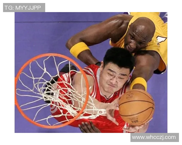 姚明在逆境中的沉思瞬间展现了运动员背后的脆弱与坚韧